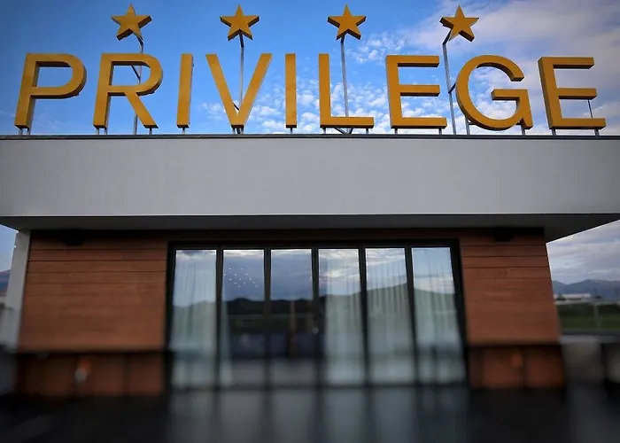 Privilege & Отель Farke e Madhe