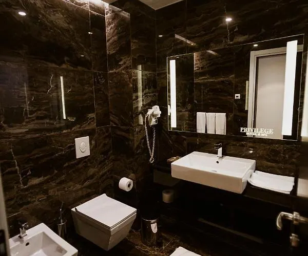 Privilege & Hotel Farke e Madhe